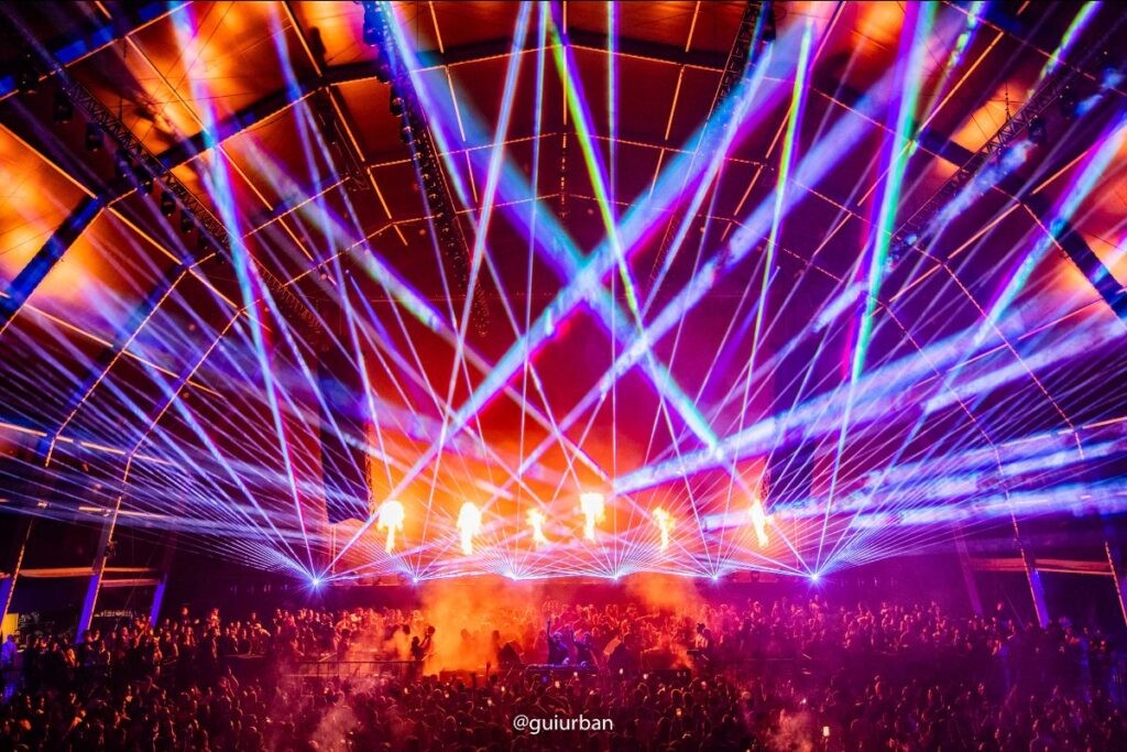 RUBACK durante apresentação na ERRORR no Ame Club. Créditos: Gui Urban