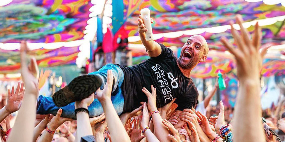 Claudinho Brasil celebra 20 anos de carreira e se torna o DJ de Psytrance mais seguido do mundo
